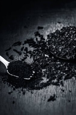 Karanfil, beyaz bir çatal onun tozu ile Syzygium aromaticum, yakın çekim.