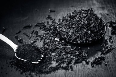 Karanfil, beyaz bir çatal onun tozu ile Syzygium aromaticum, yakın çekim.