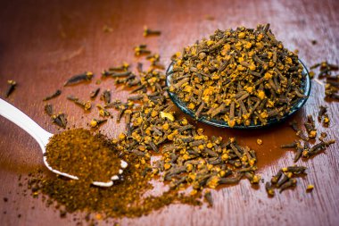 Karanfil, beyaz bir çatal onun tozu ile Syzygium aromaticum, yakın çekim.