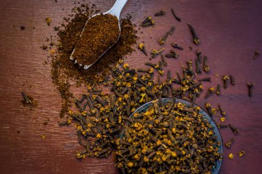 Karanfil, beyaz bir çatal onun tozu ile Syzygium aromaticum, yakın çekim.