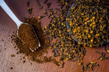 Karanfil, beyaz bir çatal onun tozu ile Syzygium aromaticum, yakın çekim.