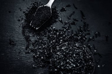 Karanfil, beyaz bir çatal onun tozu ile Syzygium aromaticum, yakın çekim.