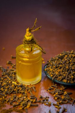 Karanfil yağı ve toz içinde beyaz bir çatal ile yakın çekim.