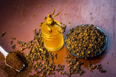 Karanfil yağı ve toz içinde beyaz bir çatal ile yakın çekim.