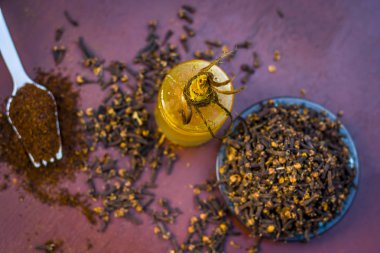 Karanfil yağı ve toz içinde beyaz bir çatal ile yakın çekim.