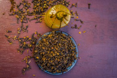 Karanfil yağı ve toz içinde beyaz bir çatal ile yakın çekim.