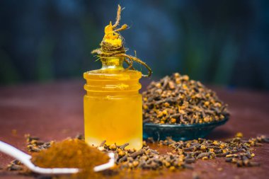 Karanfil yağı ve toz içinde beyaz bir çatal ile yakın çekim.