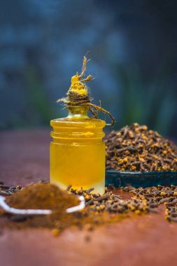 Karanfil yağı ve toz içinde beyaz bir çatal ile yakın çekim.