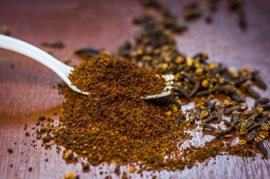 Karanfil, Syzygium aromaticum çatal onun tozu ile yakın çekim.