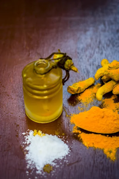 Ayurvedik tedavi öksürük yani zerdeçal, Curcuma longa, tuz, sodyum klorür ve petrol malzemelerin yakın çekim.