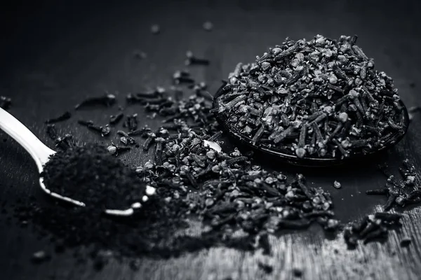 Karanfil, beyaz bir çatal onun tozu ile Syzygium aromaticum, yakın çekim.