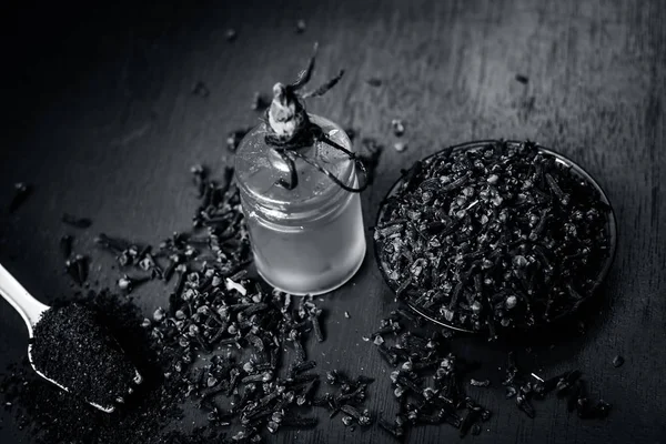 Karanfil yağı ve toz içinde beyaz bir çatal ile yakın çekim.