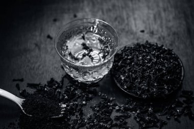 Onun şeffaf bir fincan çay ile diş görünümünü kapat.