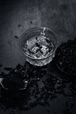 Onun şeffaf bir fincan çay ile diş görünümünü kapat.