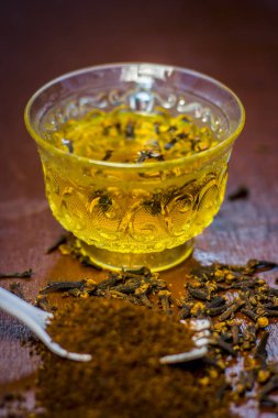 Onun şeffaf bir fincan çay ile diş görünümünü kapat.