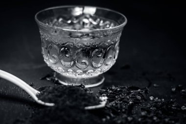 Onun şeffaf bir fincan çay ile diş görünümünü kapat.