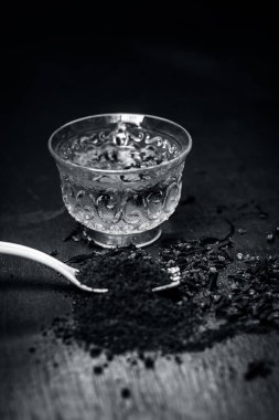 Onun şeffaf bir fincan çay ile diş görünümünü kapat.