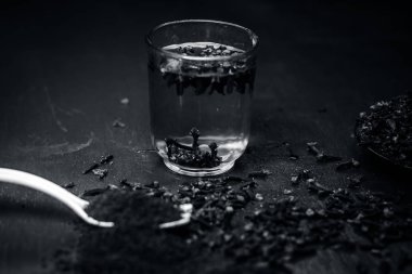 Bir çatal onun tozu ve şeffaf bir bardak su ile bir tabak içinde diş görünümünü kapat.