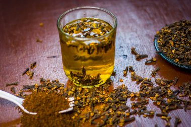 Bir çatal onun tozu ve şeffaf bir bardak su ile bir tabak içinde diş görünümünü kapat.