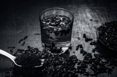 Bir çatal onun tozu ve şeffaf bir bardak su ile bir tabak içinde diş görünümünü kapat.