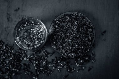 Karanfil bir plaka ve şeffaf bir bardak suda görünümünü kapat