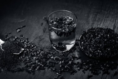 Bir çatal onun tozu ve şeffaf bir bardak su ile bir tabak içinde diş görünümünü kapat.