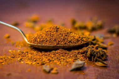 Yıldız anason tozu bir antika kaşık görünümünü kapat.