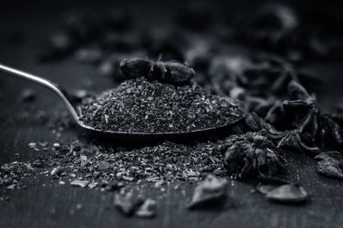 Yıldız anason tozu bir antika kaşık görünümünü kapat.