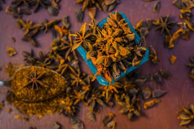 Bir kase toz ile yıldız aniseeds görünümünü kapat