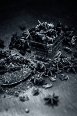 Bir kase toz ile yıldız aniseeds görünümünü kapat