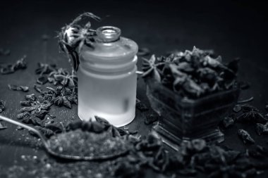 Yıldız anason ve tahta masada ayıklanan petrol