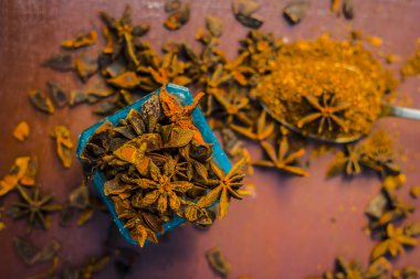 Bir kase toz ile yıldız aniseeds görünümünü kapat