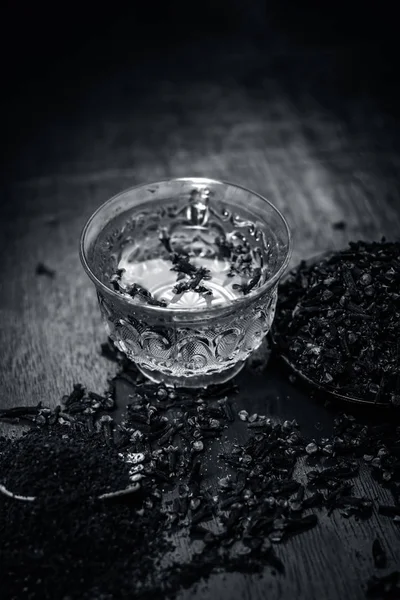 Çay şeffaf Kupası ile karanfil, yakın çekim