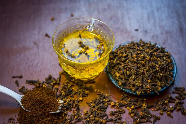 Onun şeffaf bir fincan çay ile diş görünümünü kapat.