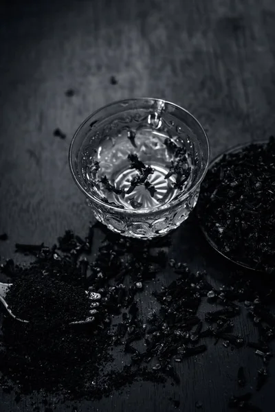 Onun şeffaf bir fincan çay ile diş görünümünü kapat.