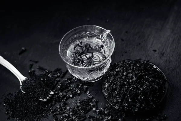 Onun şeffaf bir fincan çay ile diş görünümünü kapat.