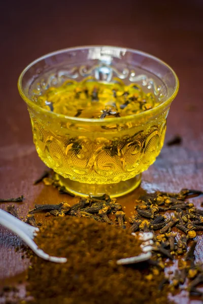 Onun şeffaf bir fincan çay ile diş görünümünü kapat.