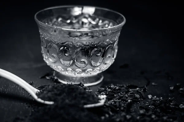 Onun şeffaf bir fincan çay ile diş görünümünü kapat.