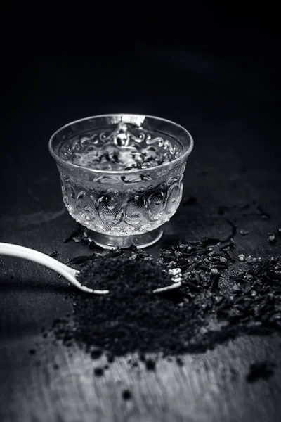 Onun şeffaf bir fincan çay ile diş görünümünü kapat.