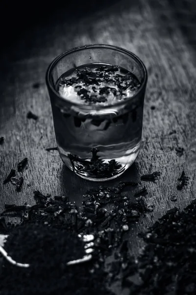 Bir çatal onun tozu ve şeffaf bir bardak su ile bir tabak içinde diş görünümünü kapat.