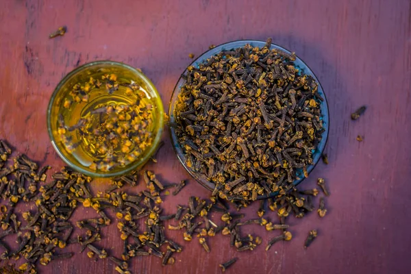 Karanfil bir plaka ve şeffaf bir bardak suda görünümünü kapat