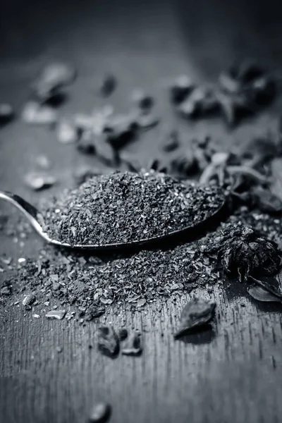 Anason yıldız tozu kaşık ile yakın çekim