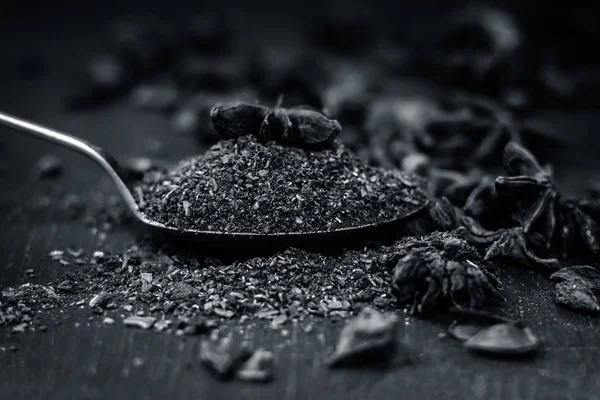 Yıldız anason tozu bir antika kaşık görünümünü kapat.