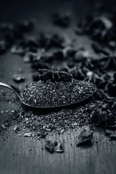 Anason yıldız ve kuru otlar kapat