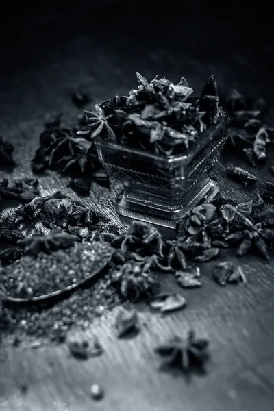 Bir kase toz ile yıldız aniseeds görünümünü kapat