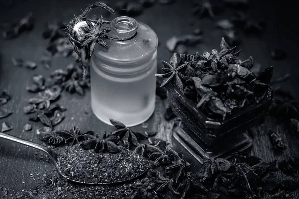 Bir kase toz ve onun yağ ile yıldız aniseeds görünümünü kapat.