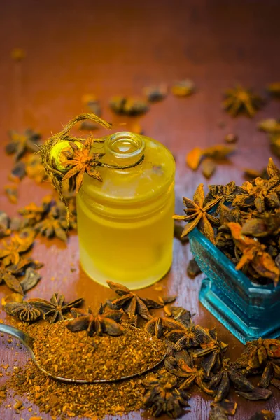 Yıldız anason ve tahta masada ayıklanan petrol