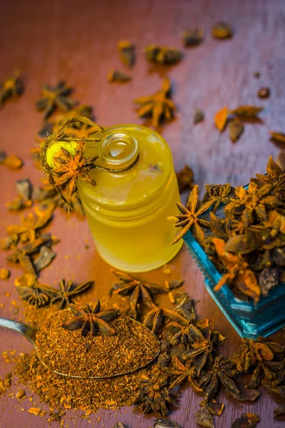 Bir kase toz ve onun yağ ile yıldız aniseeds görünümünü kapat.