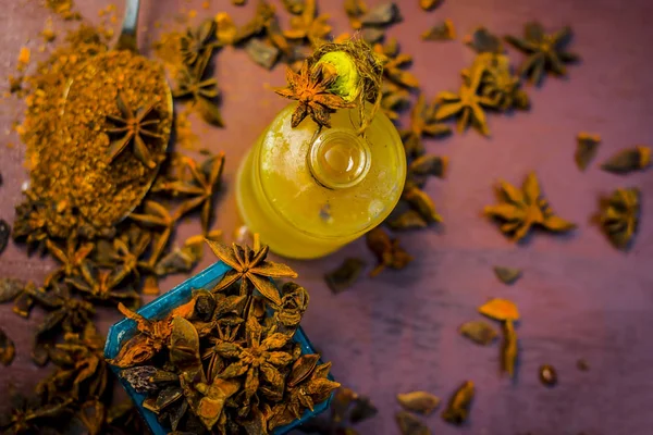 Bir kase toz ve onun yağ ile yıldız aniseeds görünümünü kapat.