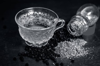 Ham karabiber ve toz karabiber çayla görünümünü kapat